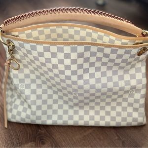 Excellent used Louis Vuitton Artsy bag.with light beige lining